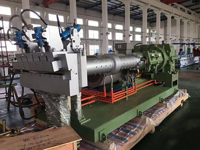 Rubber extruder installation for sustainable practices in an industrial environment